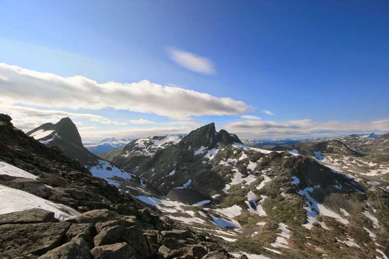 Koldedalen med Hjelledalstind og Falketind